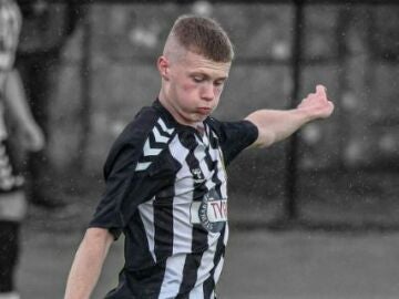 El futbolista Charlie Watson en una imagen publicada por su equipo