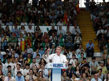 Feijóo: "Sánchez lo sabía y miró para otro lado. Tiene que irse por cómplice y mentiroso" Feijóo: "Sánchez lo sabía y miró para otro lado. Tiene que irse por cómplice y mentiroso"