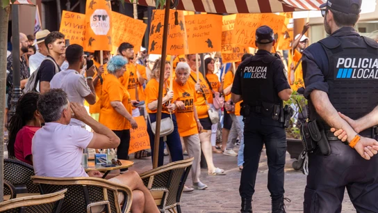 Miles de personas protestan en varias ciudades contra el turismo masivo Miles de personas protestan en varias ciudades contra el turismo masivo