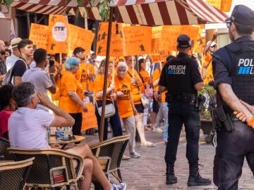 Miles de personas protestan en varias ciudades contra el turismo masivo