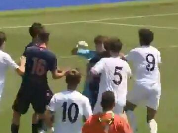 Imagen de la pelea entre cadetes del Real Madrid y del Celta