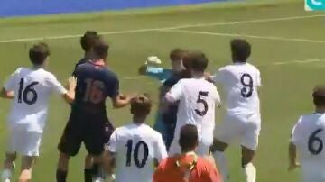 Imagen de la pelea entre cadetes del Real Madrid y del Celta