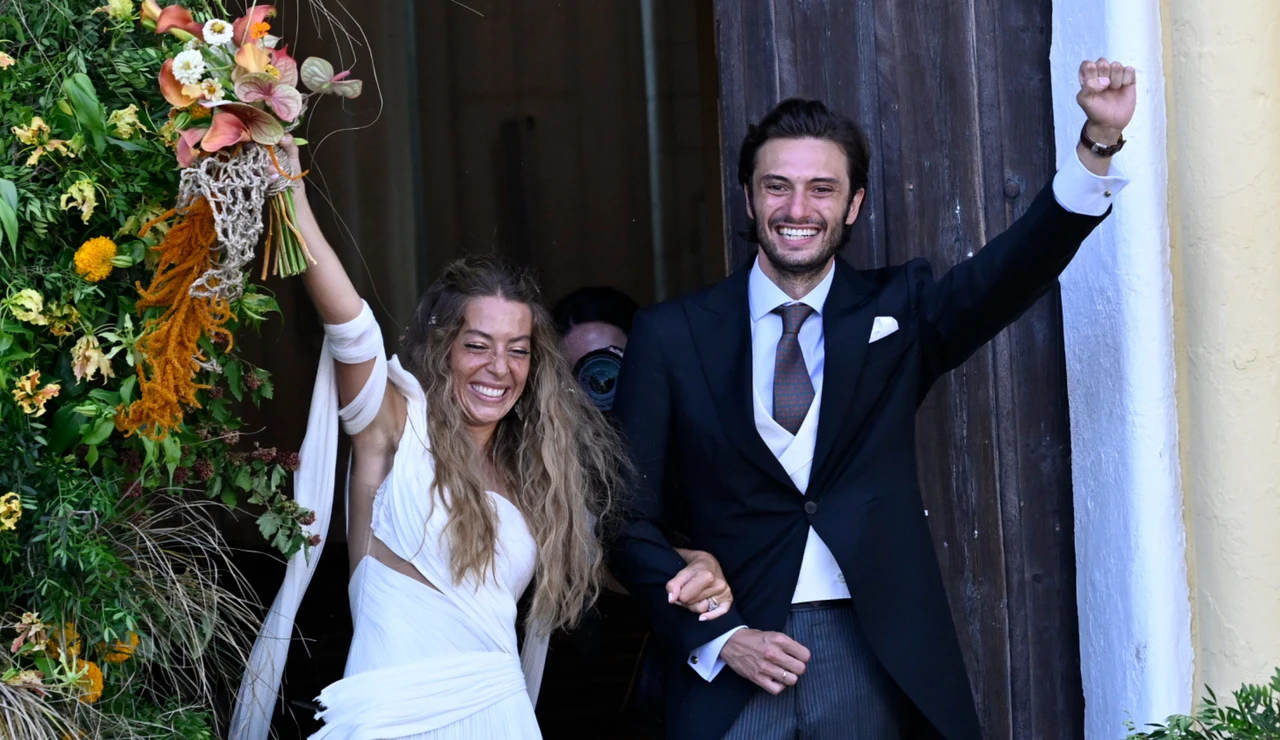 Belén Écija y Jaime Sánchez saliendo de su boda