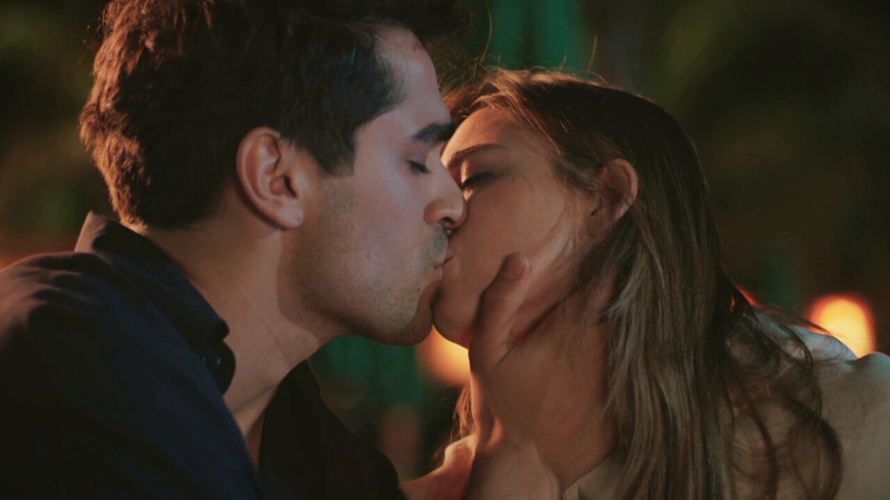 Un baño en el mar y una promesa de amor: el momento más íntimo de Seyran y  Ferit