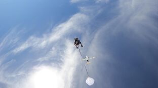 Imagen de archivo de un salto en paraca&iacute;das
