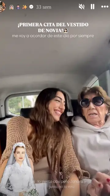 Claudia y su abuela de camino a la primera prueba de vestido Claudia y su abuela de camino a la primera prueba de vestido