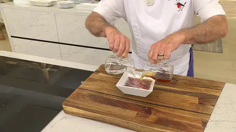 Mezcla en un recipiente el vinagre de jerez y el agua Mezcla en un recipiente el vinagre de jerez y el agua