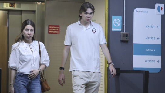 Miguel Urdangarin y Olympia Beracasa saliendo de un hospital en Madrid