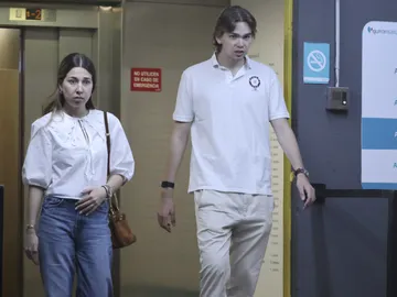 Miguel Urdangarin y Olympia Beracasa saliendo de un hospital en Madrid Miguel Urdangarin y Olympia Beracasa saliendo de un hospital en Madrid