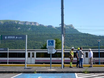 Fallece una joven electrocutada por la catenaria del tren en una estación de Álava