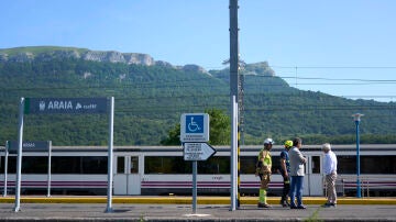 Fallece una joven electrocutada por la catenaria del tren en una estación de Álava