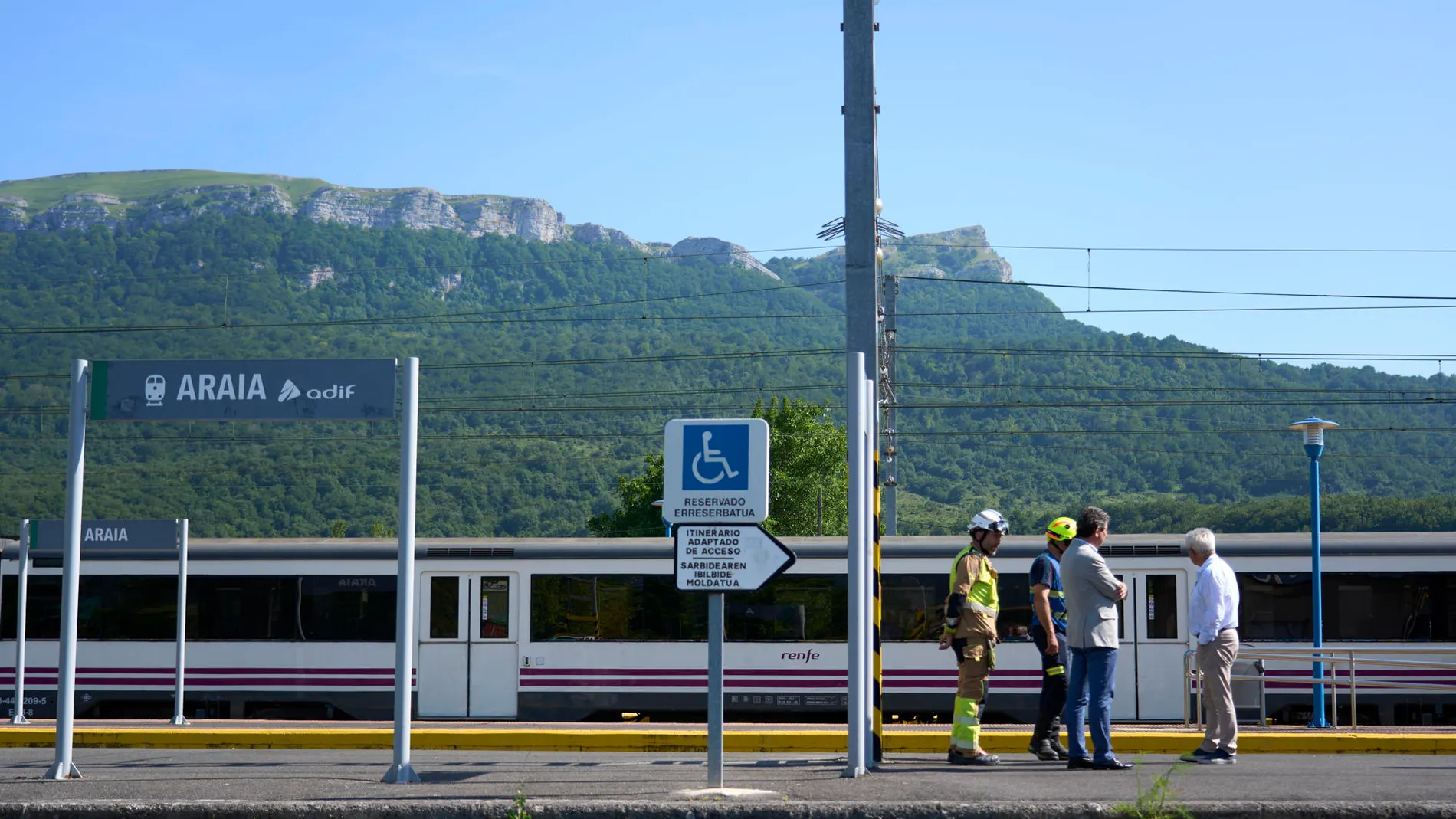 Fallece una joven electrocutada por la catenaria del tren en una estación de Álava Fallece una joven electrocutada por la catenaria del tren en una estación de Álava