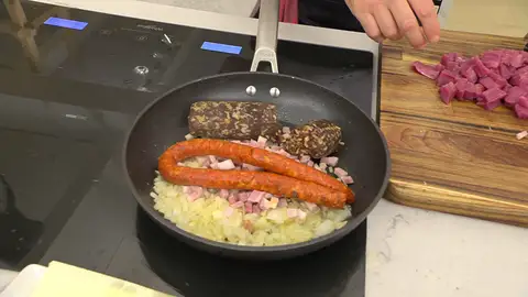 Agrega todo a la sartén y rehoga los ingredientes Agrega todo a la sartén y rehoga los ingredientes