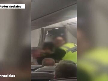 El pasajero de origen británico, presuntamente en estado ebrio, agredió violentamente a la tripulación