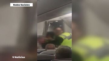 El pasajero de origen británico, presuntamente en estado ebrio, agredió violentamente a la tripulación