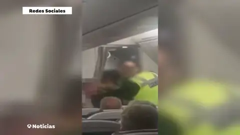 El pasajero de origen británico, presuntamente en estado ebrio, agredió violentamente a la tripulación El pasajero de origen británico, presuntamente en estado ebrio, agredió violentamente a la tripulación