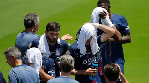 Los jugadores del PSG se refrescan e hidratan en una pausa por calor Los jugadores del PSG se refrescan e hidratan en una pausa por calor