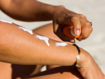 Protector solar en el brazo