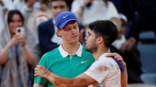 Jannik Sinner y Carlos Alcaraz se saludan tras la final de Roland Garros