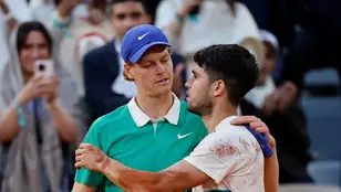 Jannik Sinner y Carlos Alcaraz se saludan tras la final de Roland Garros
