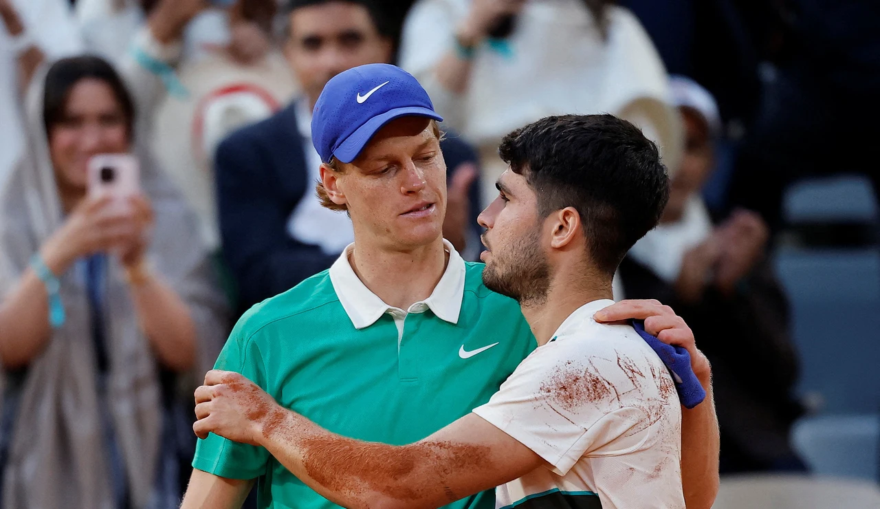 Jannik Sinner y Carlos Alcaraz se saludan tras la final de Roland Garros