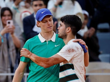 Jannik Sinner y Carlos Alcaraz se saludan tras la final de Roland Garros