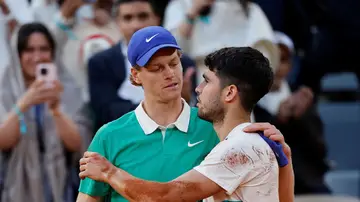 Jannik Sinner y Carlos Alcaraz se saludan tras la final de Roland Garros Jannik Sinner y Carlos Alcaraz se saludan tras la final de Roland Garros