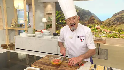 Limpia las fresas, córtalas por la mitad e introdúcelas en el bol Limpia las fresas, córtalas por la mitad e introdúcelas en el bol