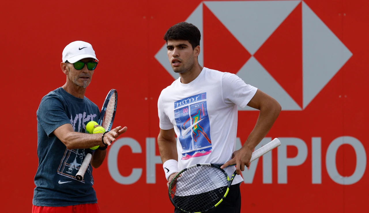 Carlos Alcaraz y su entrenador Samuel Lopez en las instalaciones de Queen's