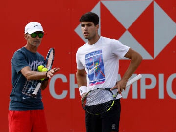 Carlos Alcaraz y su entrenador Samuel Lopez en las instalaciones de Queen's