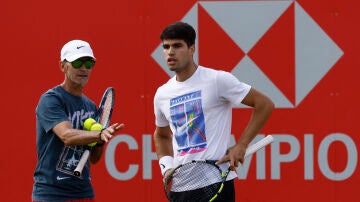 Carlos Alcaraz y su entrenador Samuel Lopez en las instalaciones de Queen's