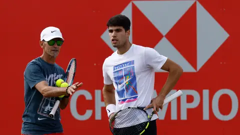 Carlos Alcaraz y su entrenador Samuel Lopez en las instalaciones de Queen's Carlos Alcaraz y su entrenador Samuel Lopez en las instalaciones de Queen's