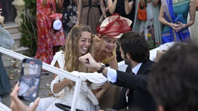 El emotivo detalle de Belén Écija a su madre, Belén Rueda, en su boda: el momento que le entrega su ramo de novia