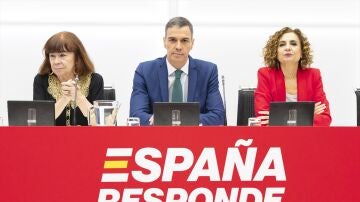 Pedro Sánchez, junto a Cristina Narbona y María Jesús Montero
