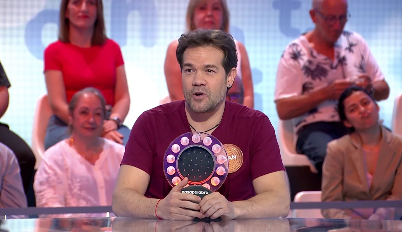 El lío de Juan Dávila con el inglés intentando confundir a Roberto Leal: “La traducción está mal”