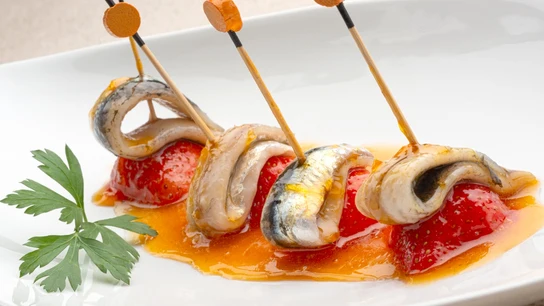Bocados de anchoa y fresa Bocados de anchoa y fresa