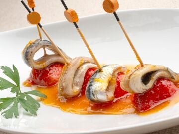 Bocados de anchoa y fresa