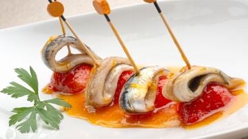 Bocados de anchoa y fresa