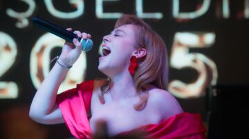 Bahar se luce en la gala del hospital con una actuación que es puro renacer