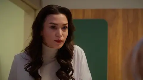 Rengin encuentra a Bahar revisando a Çağla sin permiso y explota: “¡No voy a consentir tantas confianzas!” Rengin encuentra a Bahar revisando a Çağla sin permiso y explota: “¡No voy a consentir tantas confianzas!”