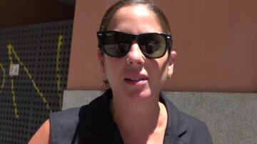 Anabel Pantoja haciendo declaraciones a la prensa