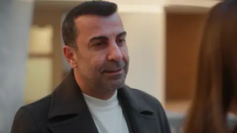El nuevo psiquiatra llega al hospital y Cagla lo confunde con una cita sorpresa El nuevo psiquiatra llega al hospital y Cagla lo confunde con una cita sorpresa