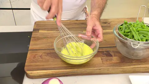 Pica las hojas de cebollino finamente, agrégalas y mezcla todo Pica las hojas de cebollino finamente, agrégalas y mezcla todo