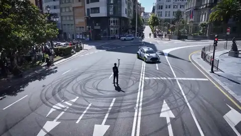 Javi Villa circula con su coche de rallies por Oviedo Javi Villa circula con su coche de rallies por Oviedo