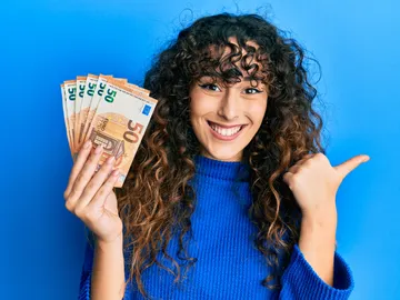 Una mujer joven con billetes de 50 euros Una mujer joven con billetes de 50 euros