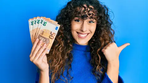 Una mujer joven con billetes de 50 euros Una mujer joven con billetes de 50 euros