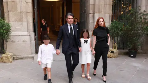 Olivia de Borbón junto a su marido, Julián Porras, y sus hijos en el funeral de su padre, Francisco de Borbón Olivia de Borbón junto a su marido, Julián Porras, y sus hijos en el funeral de su padre, Francisco de Borbón