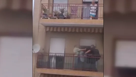 Un hombre con un cuchillo y en pleno brote psicótico causa el pánico en Elche: "¡Alá es grande!" Un hombre con un cuchillo y en pleno brote psicótico causa el pánico en Elche: "¡Alá es grande!"