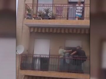 Un hombre con un cuchillo y en pleno brote psicótico causa el pánico en Elche: "¡Alá es grande!"