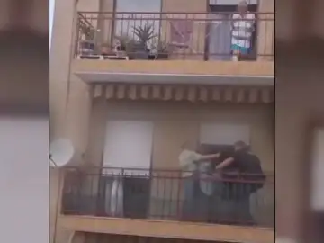 Un hombre con un cuchillo y en pleno brote psicótico causa el pánico en Elche: "¡Alá es grande!" Un hombre con un cuchillo y en pleno brote psicótico causa el pánico en Elche: "¡Alá es grande!"
